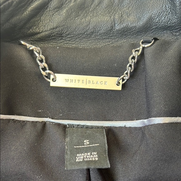 Elegant Black Women's Leather Jacket - Picture 5 of 10